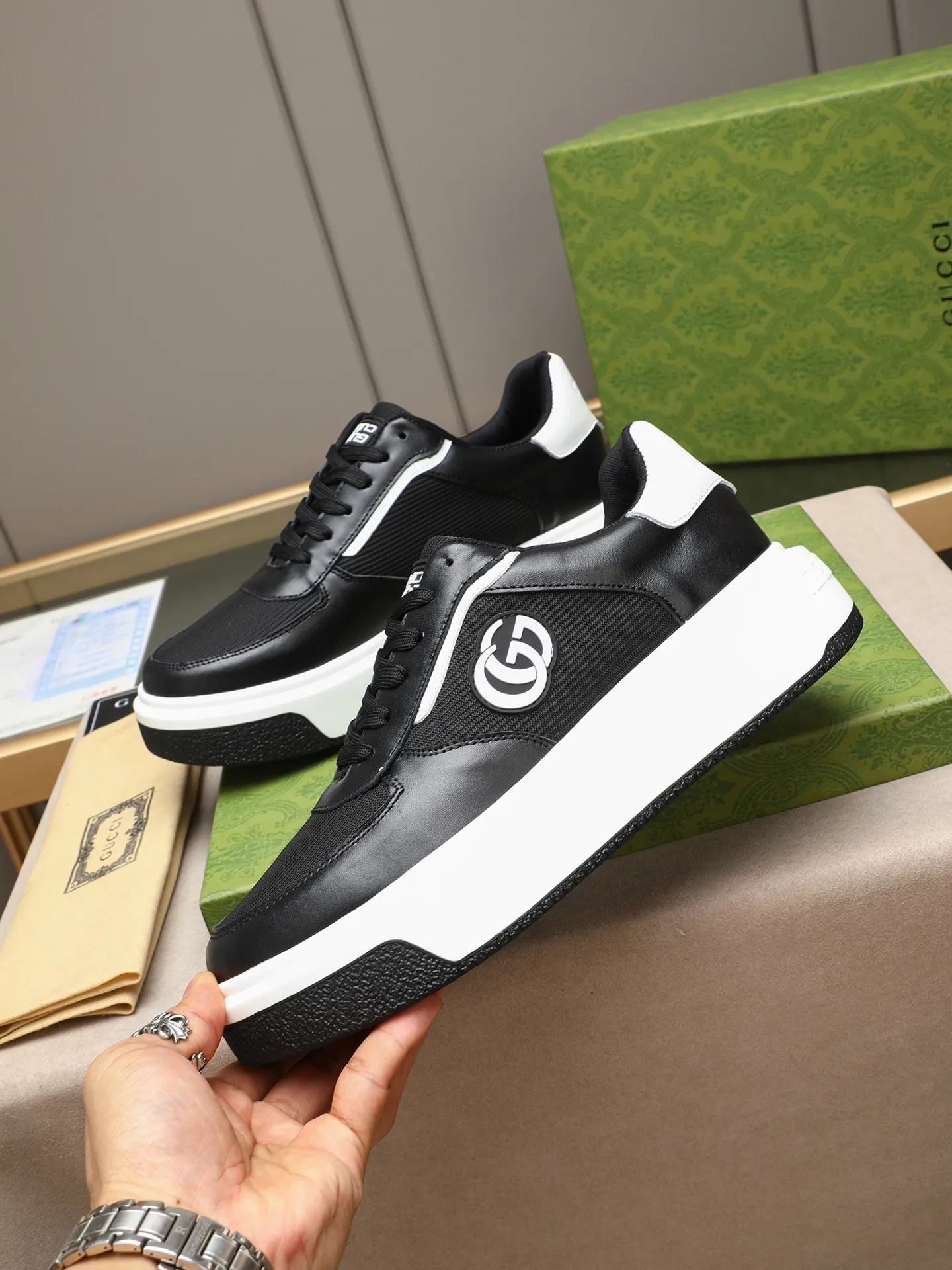Men's shoes 💰480 New men's shoes GUCCI Fashion trend Made of first-layer calfskin ➕ washed sheep lining! The foot feels super comfortable and the workmanship is impeccable. Foam ultra-light outsole, size: 38-44 (45 customized) 3 colors to choose from!